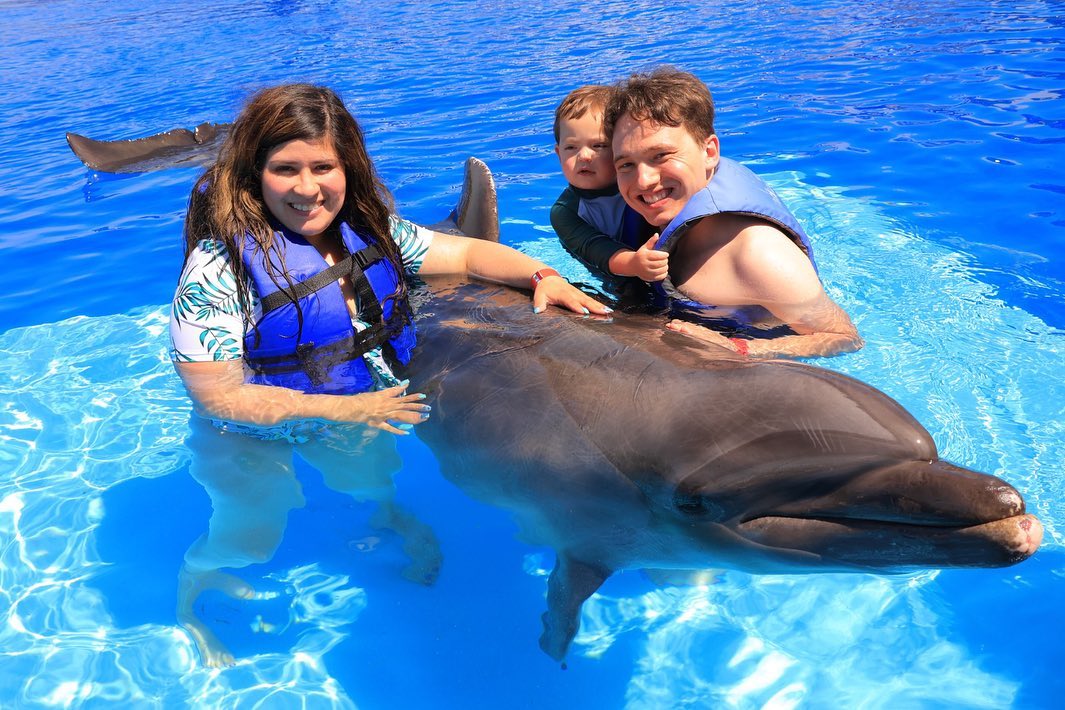 A Familly With a Dolphin